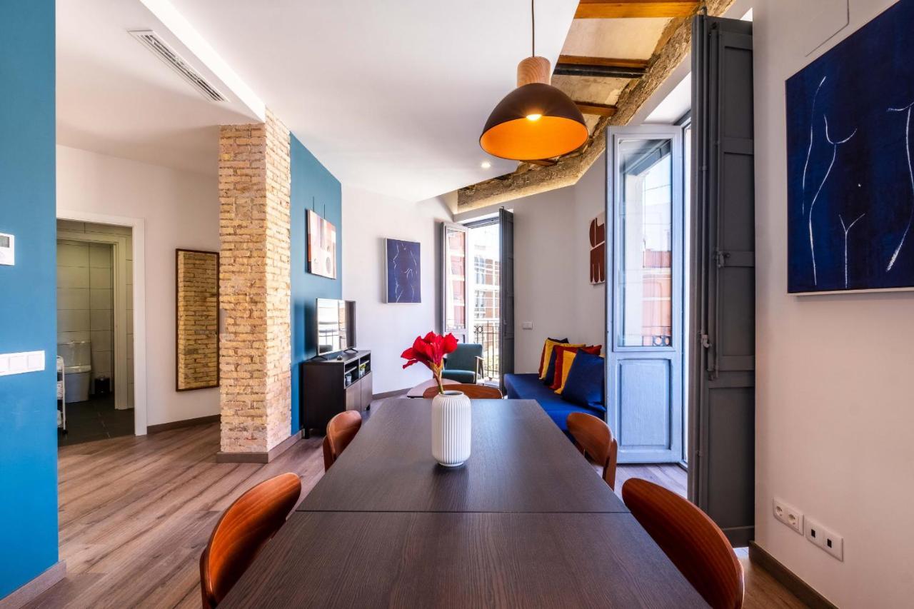 Well Lit And Creatively Designed Apartamento