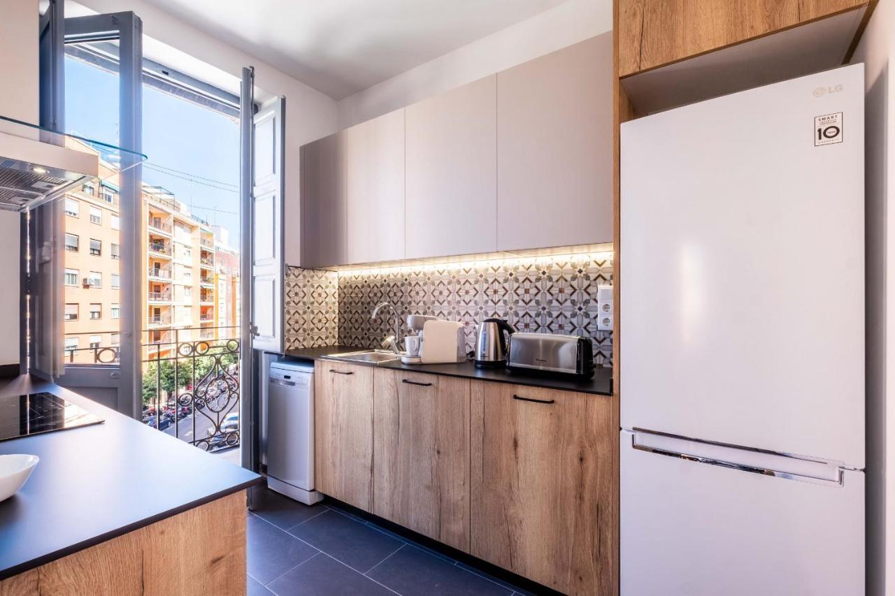 Well Lit And Creatively Designed Apartamento Valencia