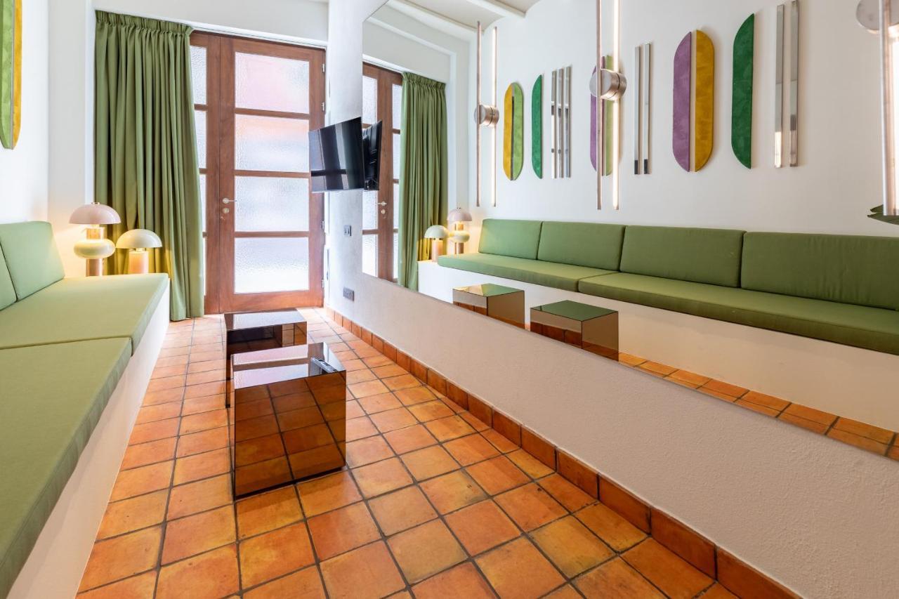 Apartup Market Square Apartment