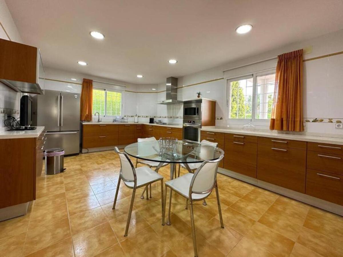Con Piscina, Jardin Y Aire Acondicionado En La Eliana-l'eliana Villa Valencia
