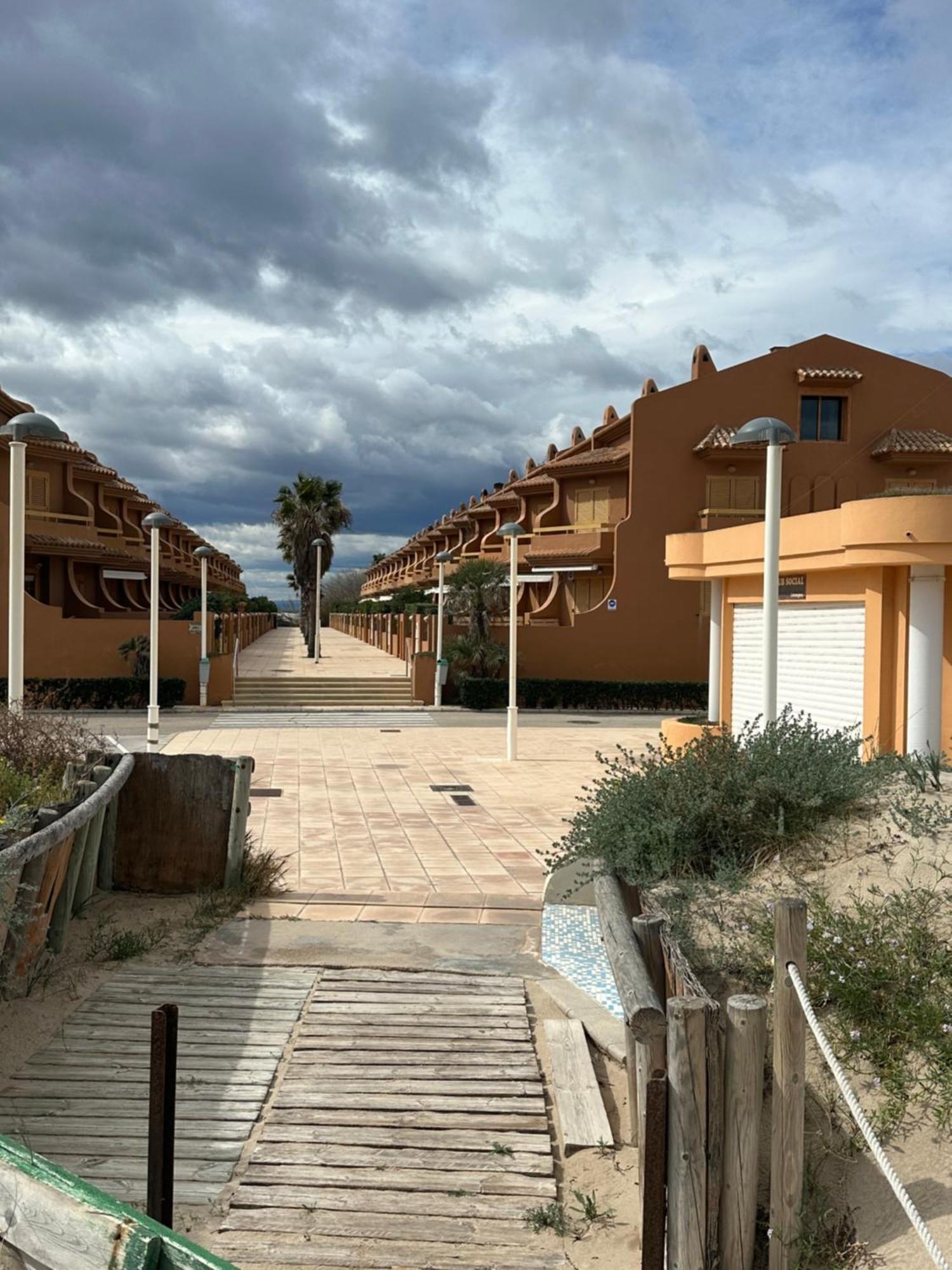 Adosado En La Playa De El Perellonet Con Piscina, Pista Tenis Сasa de vacaciones *