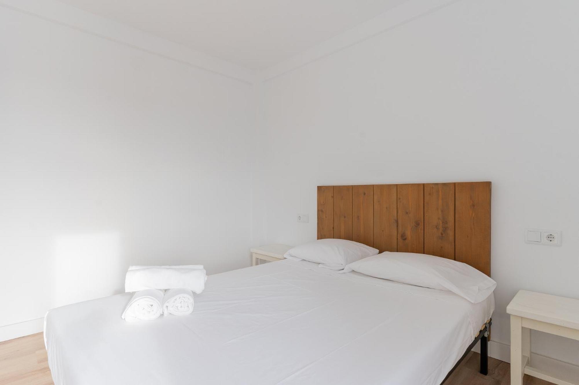 Ocean's Whisper: Les Palmeres Seaview Sanctuary Apartamento