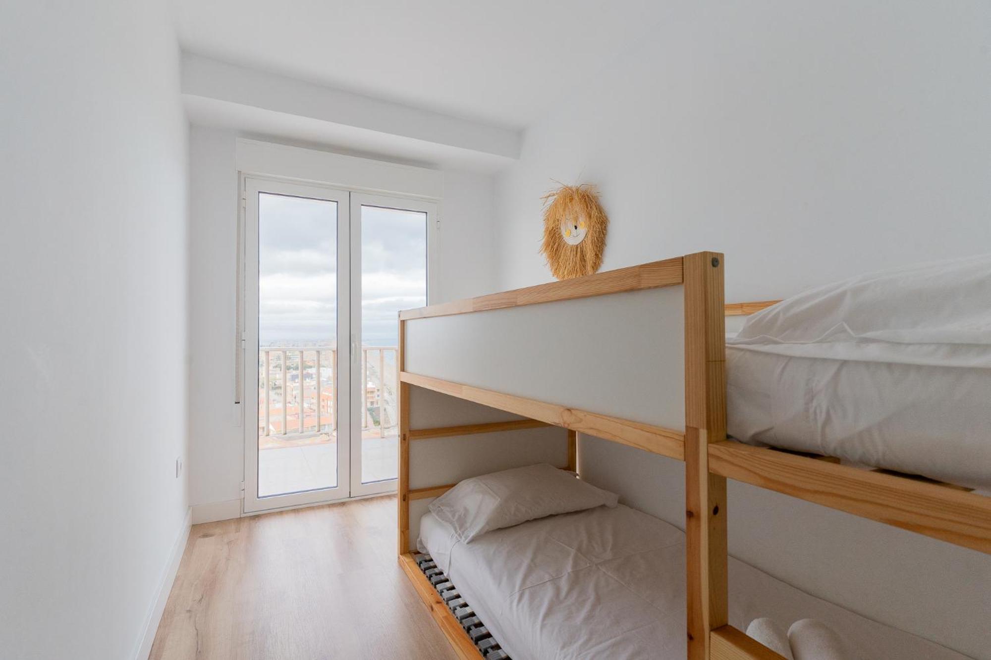 Ocean's Whisper: Les Palmeres Seaview Sanctuary Apartamento