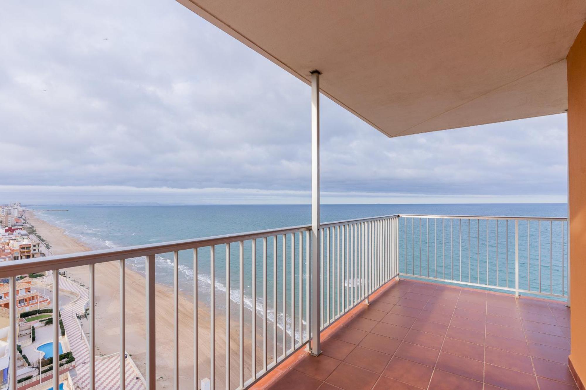 Apartamento Ocean's Whisper: Les Palmeres Seaview Sanctuary Valencia