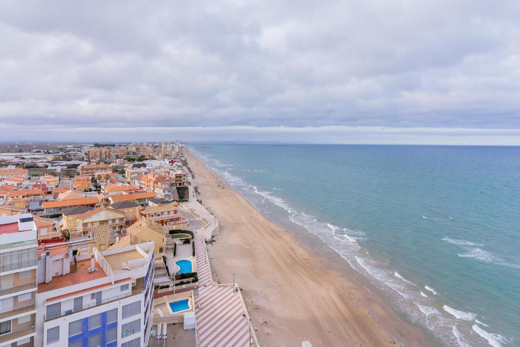 Ocean's Whisper: Les Palmeres Seaview Sanctuary Apartamento *