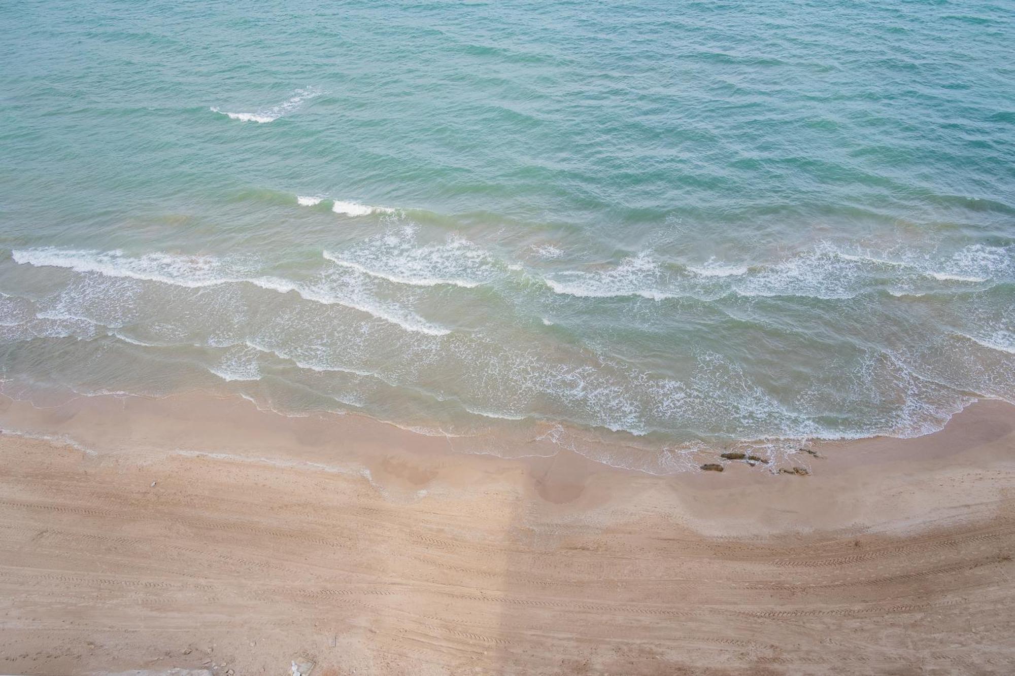 Ocean's Whisper: Les Palmeres Seaview Sanctuary Apartamento