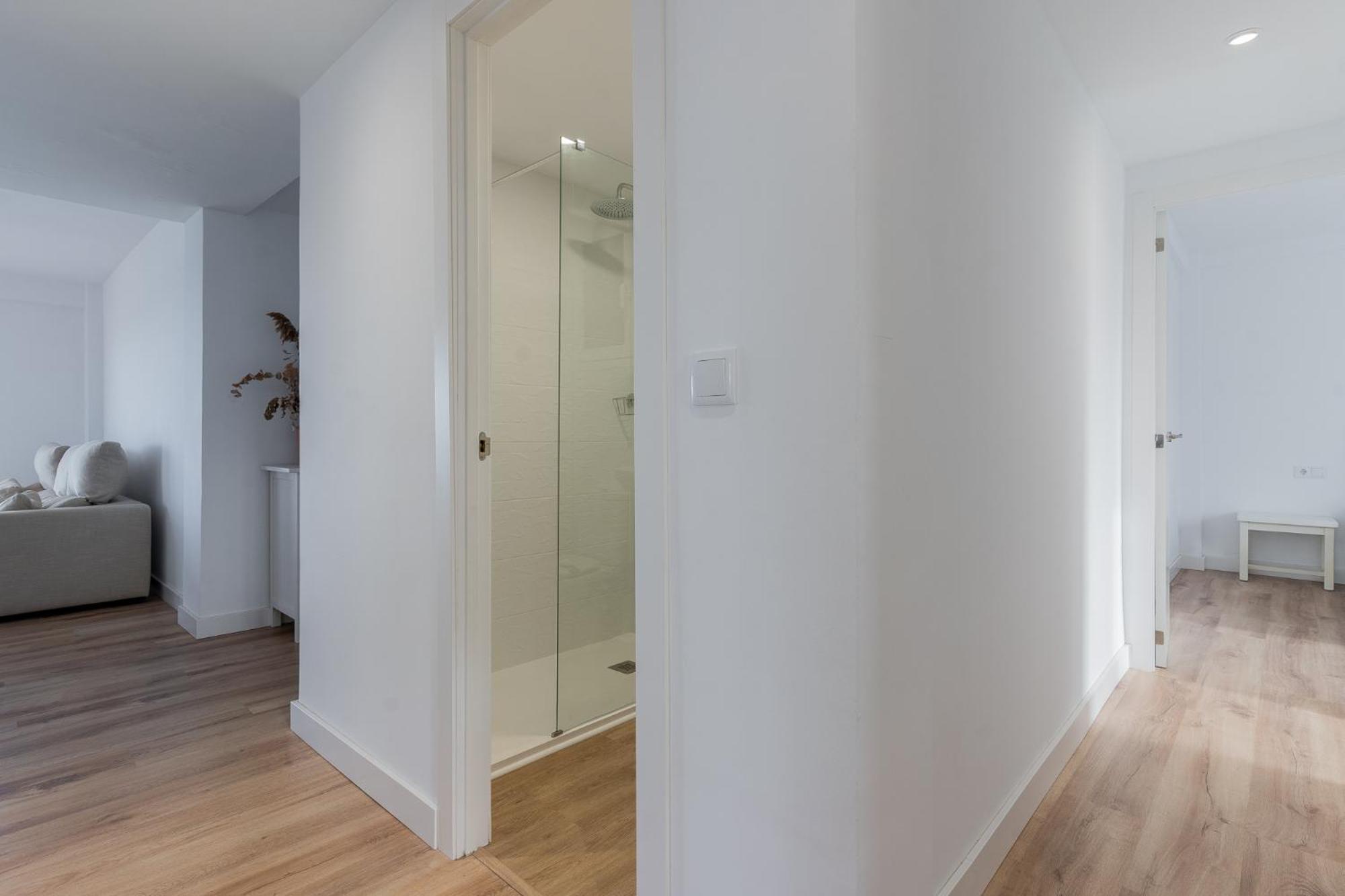 Apartamento Ocean's Whisper: Les Palmeres Seaview Sanctuary