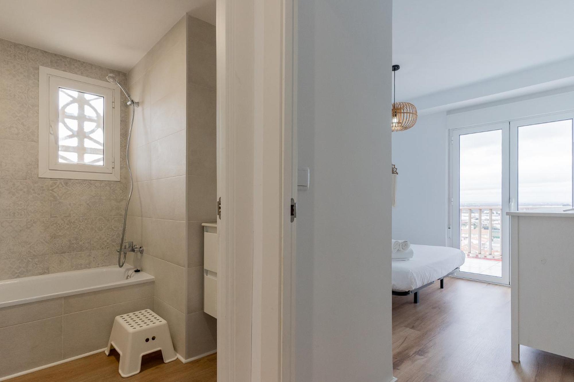 Apartamento Ocean's Whisper: Les Palmeres Seaview Sanctuary *