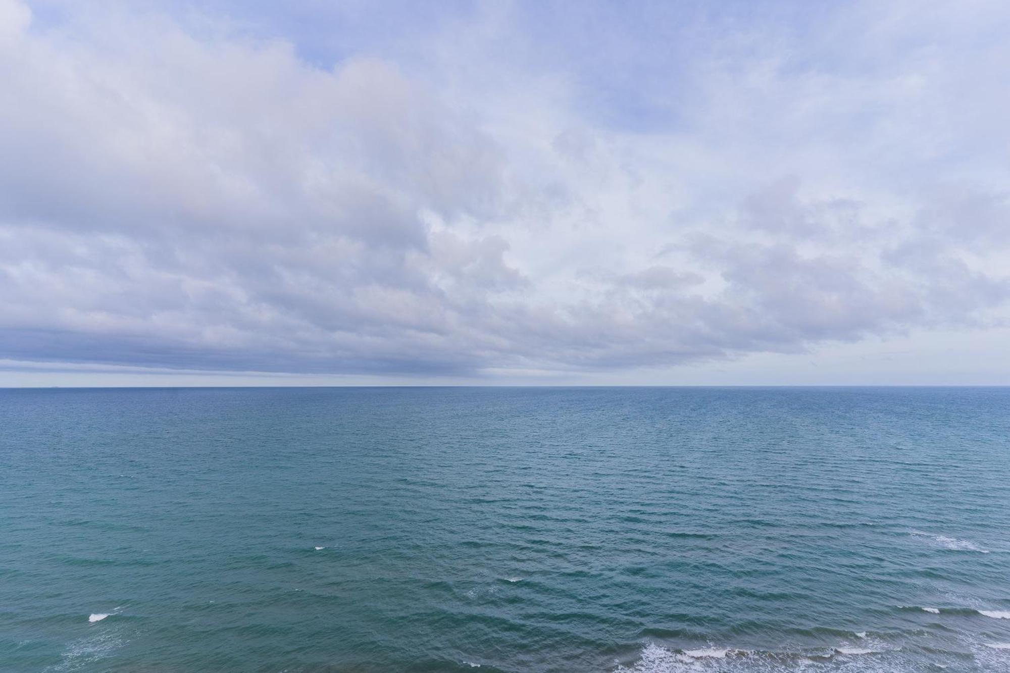 Apartamento Ocean's Whisper: Les Palmeres Seaview Sanctuary Valencia