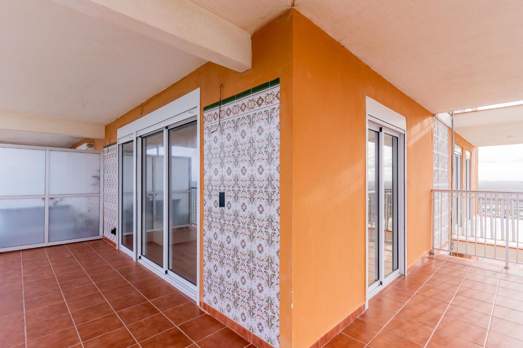 Apartamento Ocean's Whisper: Les Palmeres Seaview Sanctuary