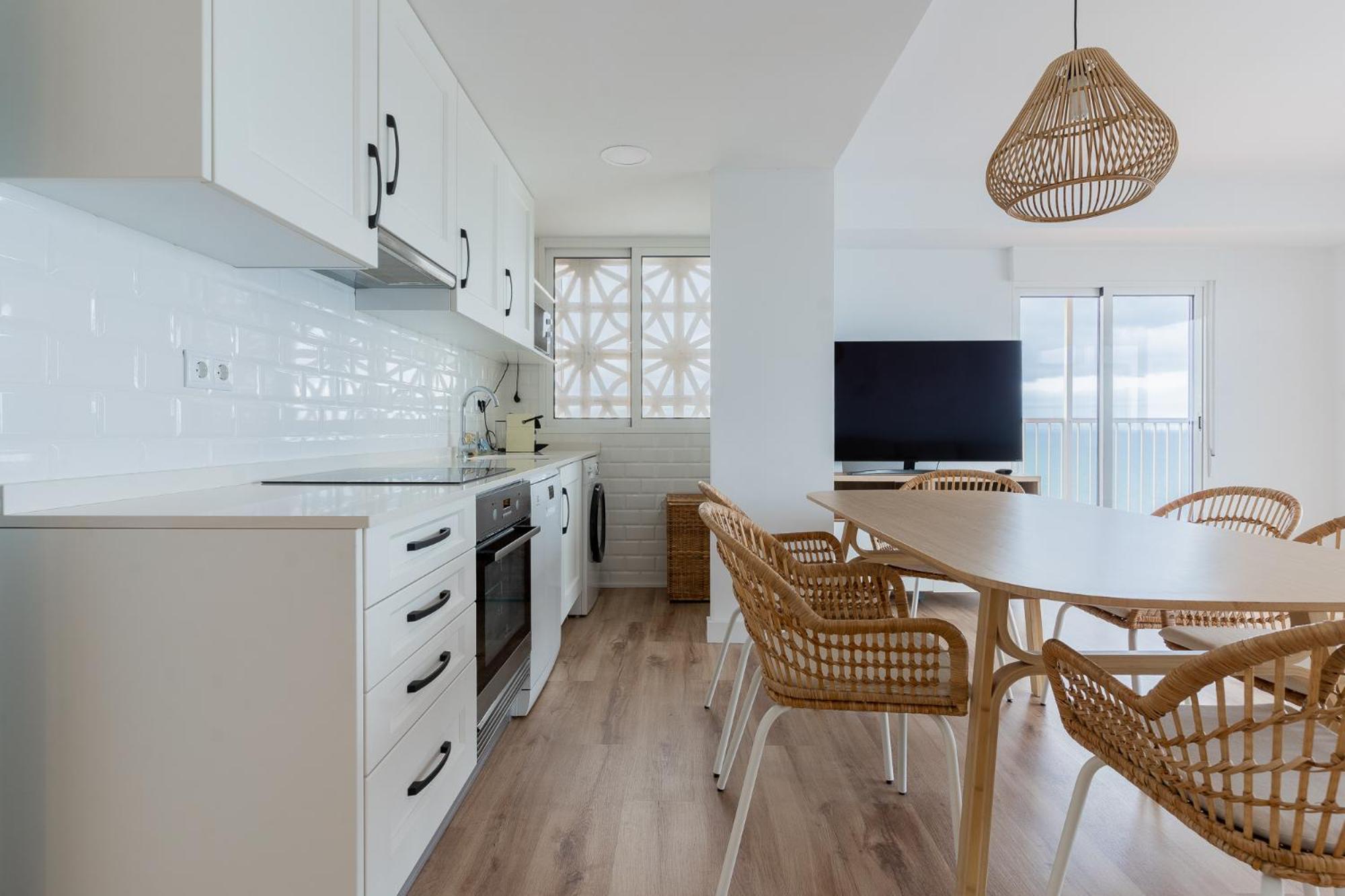 Apartamento Ocean's Whisper: Les Palmeres Seaview Sanctuary *