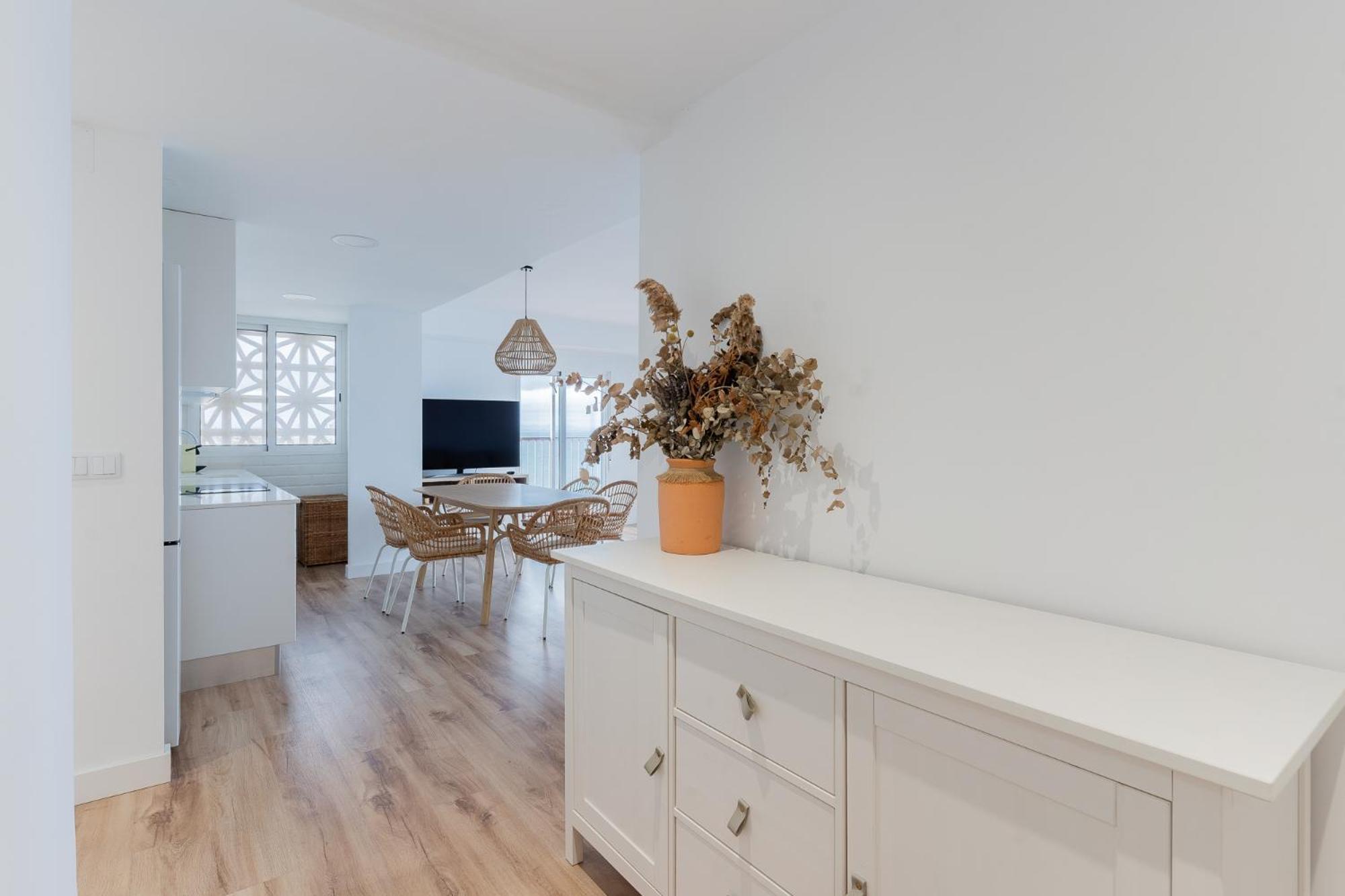 Apartamento Ocean's Whisper: Les Palmeres Seaview Sanctuary *
