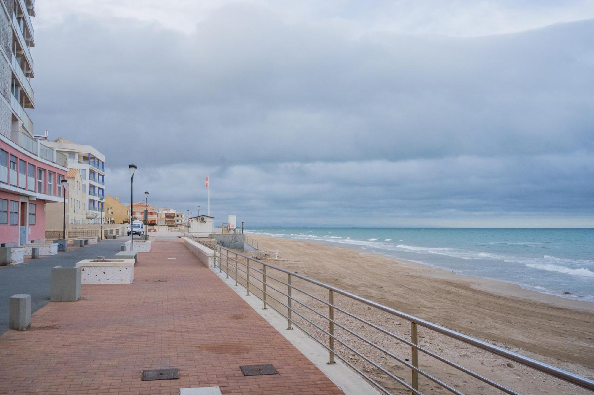 Ocean's Whisper: Les Palmeres Seaview Sanctuary Valencia