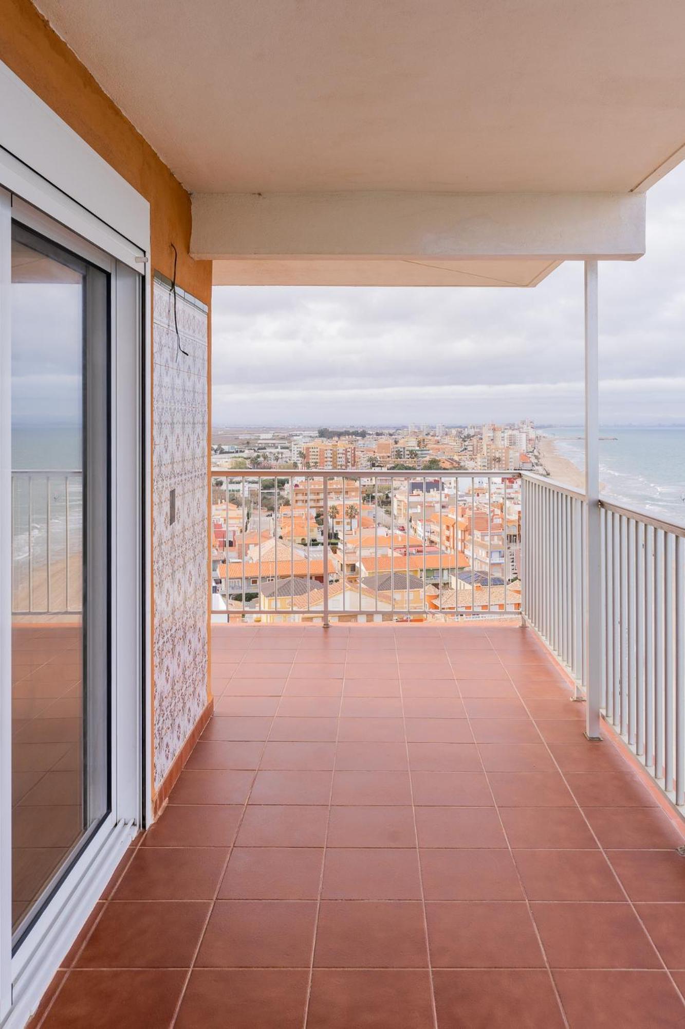 Apartamento Ocean's Whisper: Les Palmeres Seaview Sanctuary *