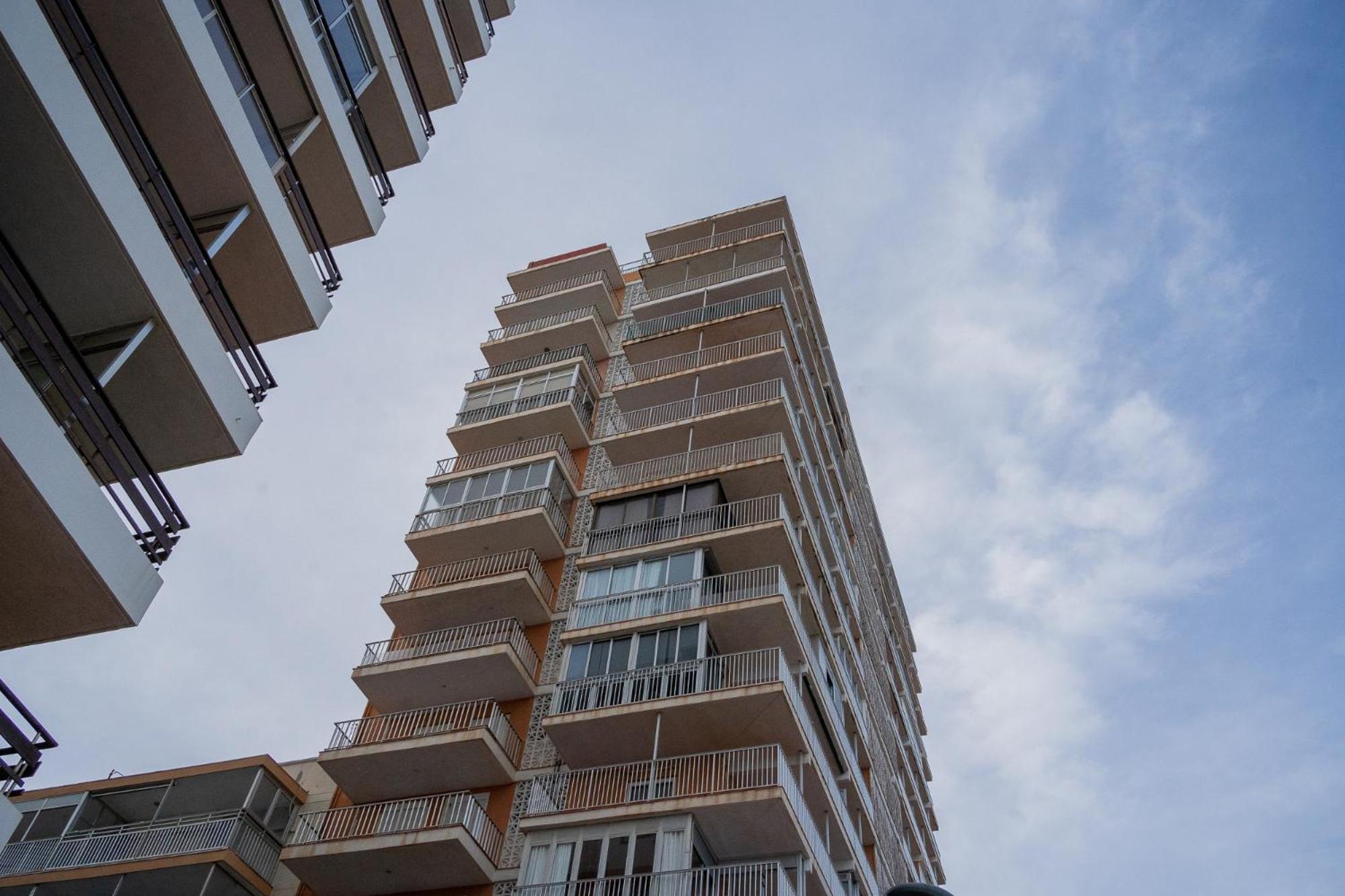 Apartamento Ocean's Whisper: Les Palmeres Seaview Sanctuary