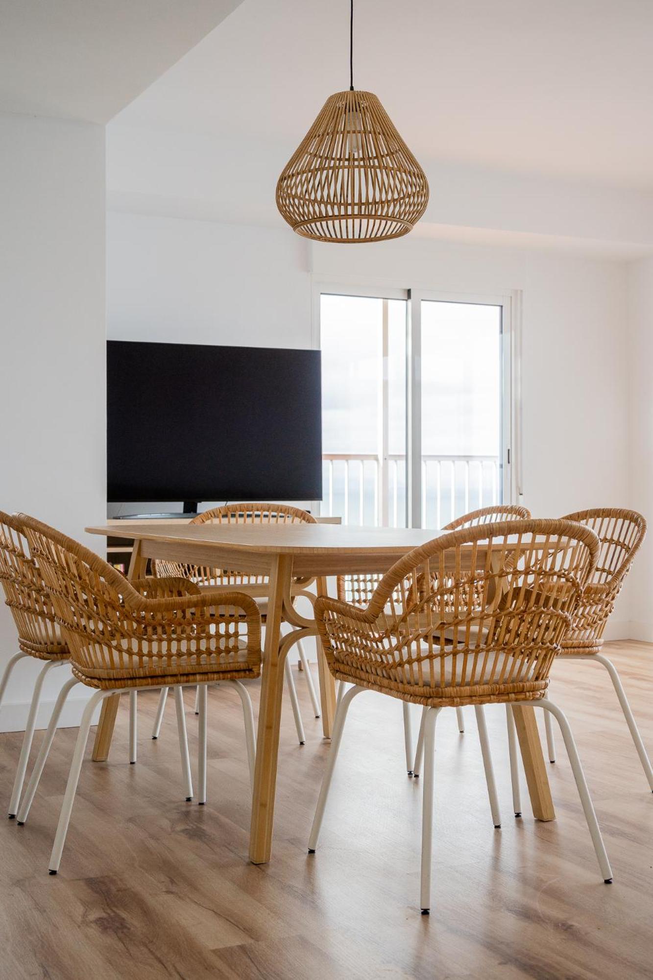 Ocean's Whisper: Les Palmeres Seaview Sanctuary Apartamento