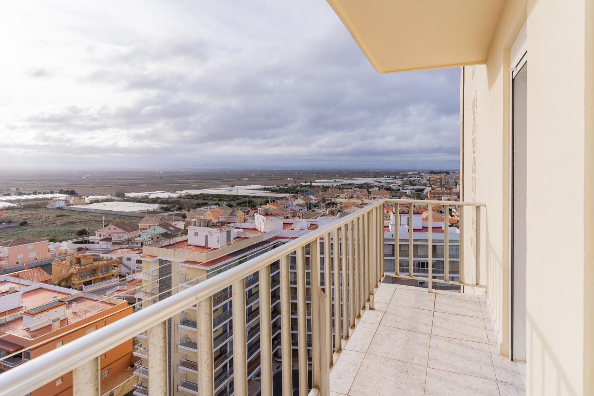 Ocean's Whisper: Les Palmeres Seaview Sanctuary Apartamento
