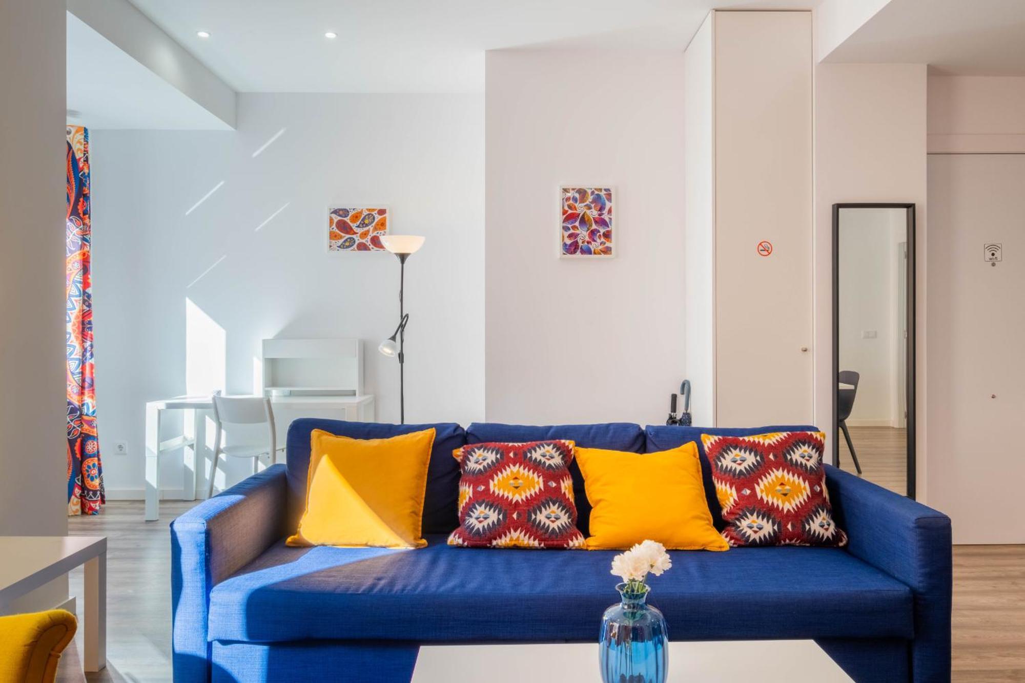 Spacious Clean & Colorful Quiet Zone Valencia