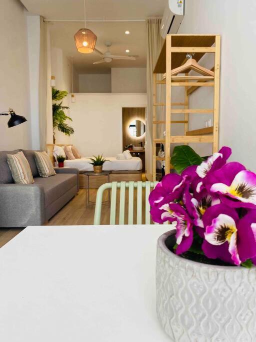 & Cozy Flat Close The Valencia
