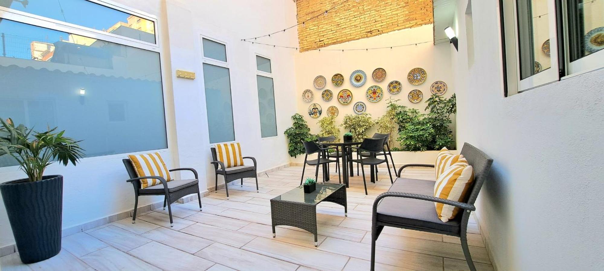 New! Renovated, Centrally Located, Private Entrance, Terrace Apartamento