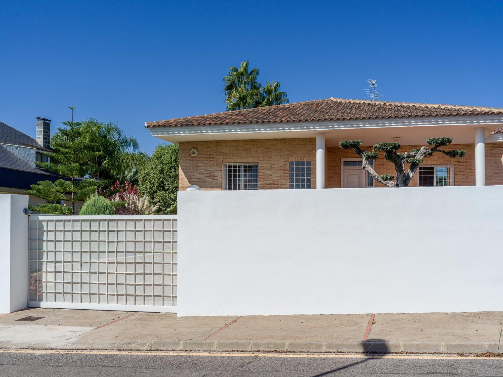 Con Piscina, Jardin Y Aire Acondicionado En La Eliana-l'eliana * Valencia