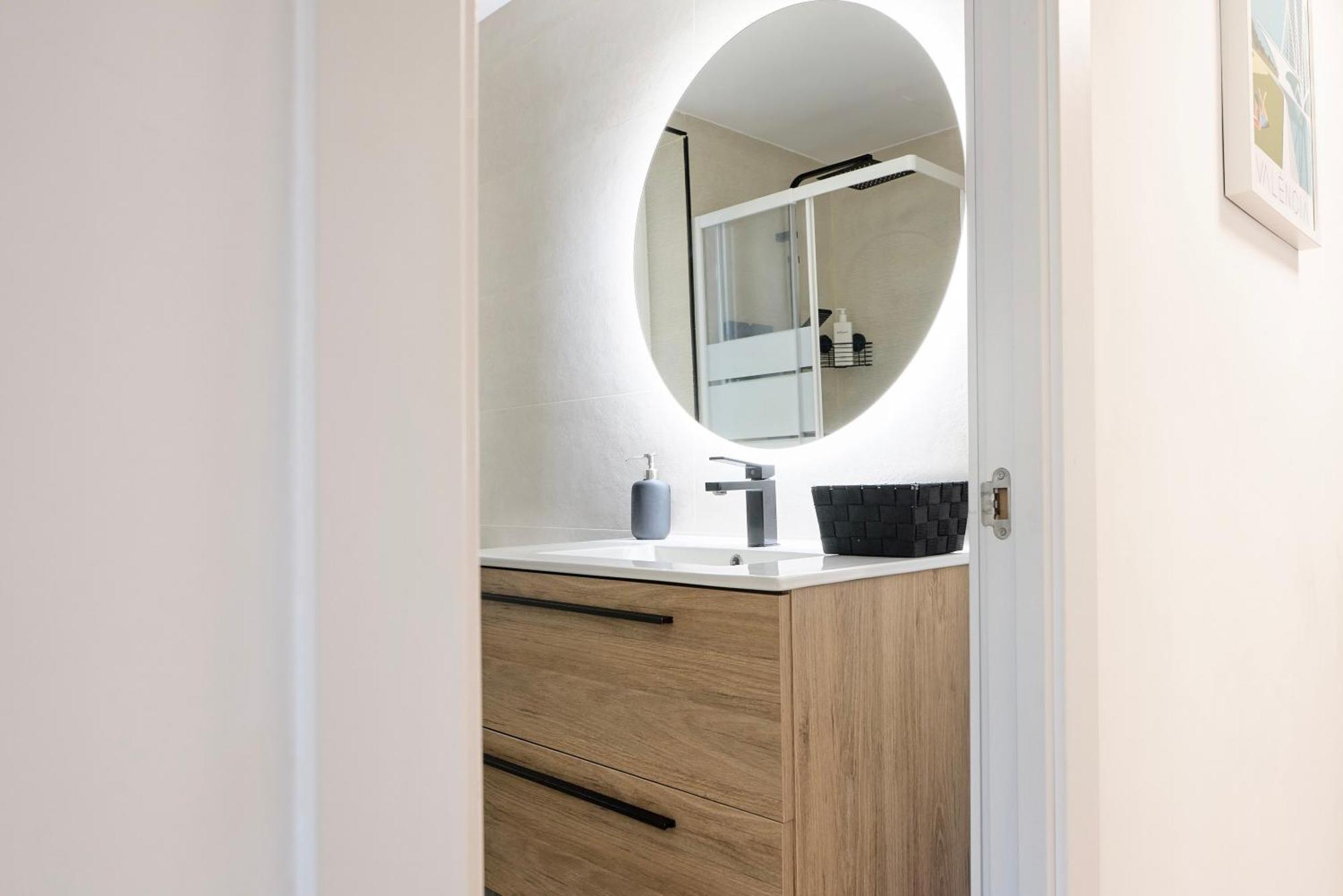 Spacious, Sunny Flat By Of Arts & Sciences