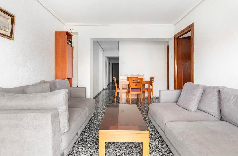 Habitación en casa particular Private In Shared Workstay *