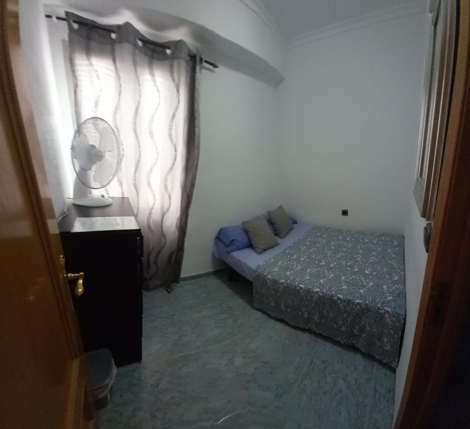 Habitación Pequeña En Piso Compartido Con 2 Adultos Y 1 Perrito *