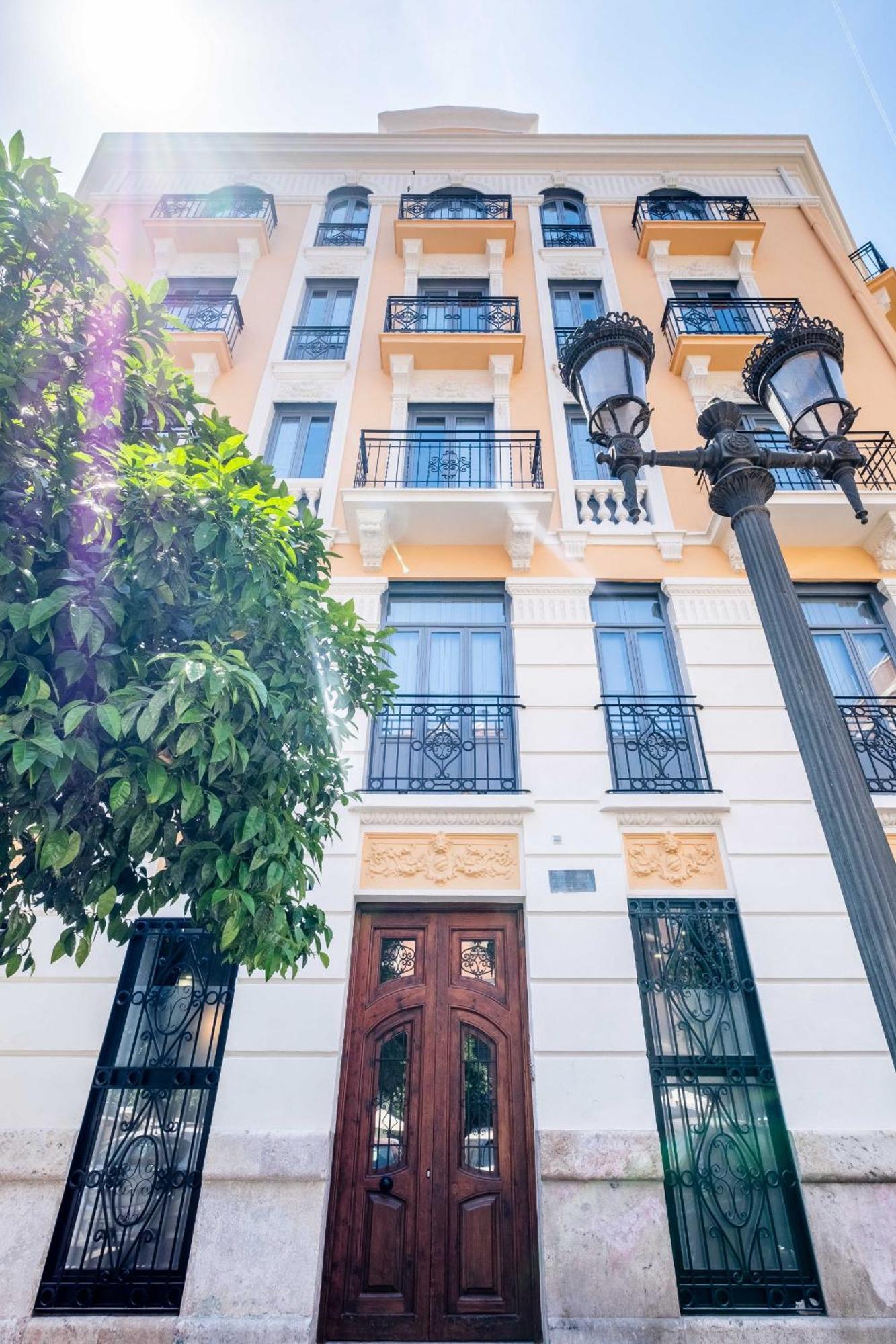Well Lit And Creatively Designed Apartamento