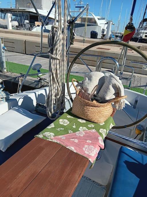 Sailing District - Barco Para 5 En La Marina Norte Hotel en barco Valencia