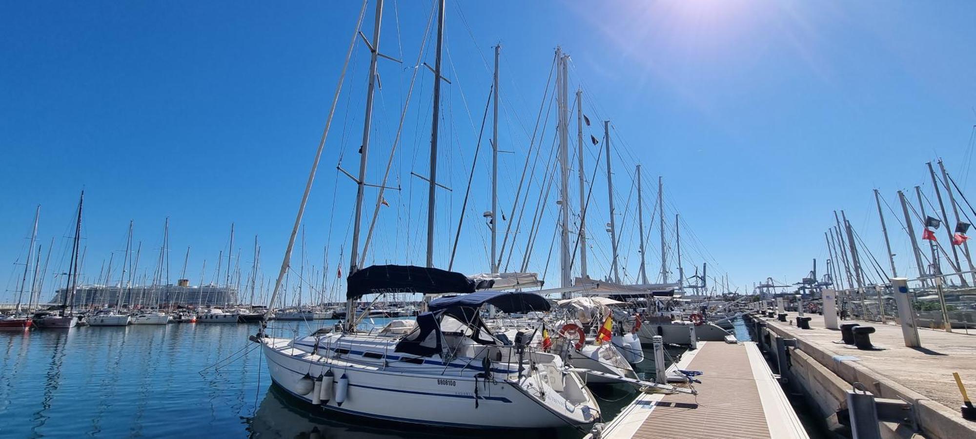 Hotel en barco Autentico Velero En *