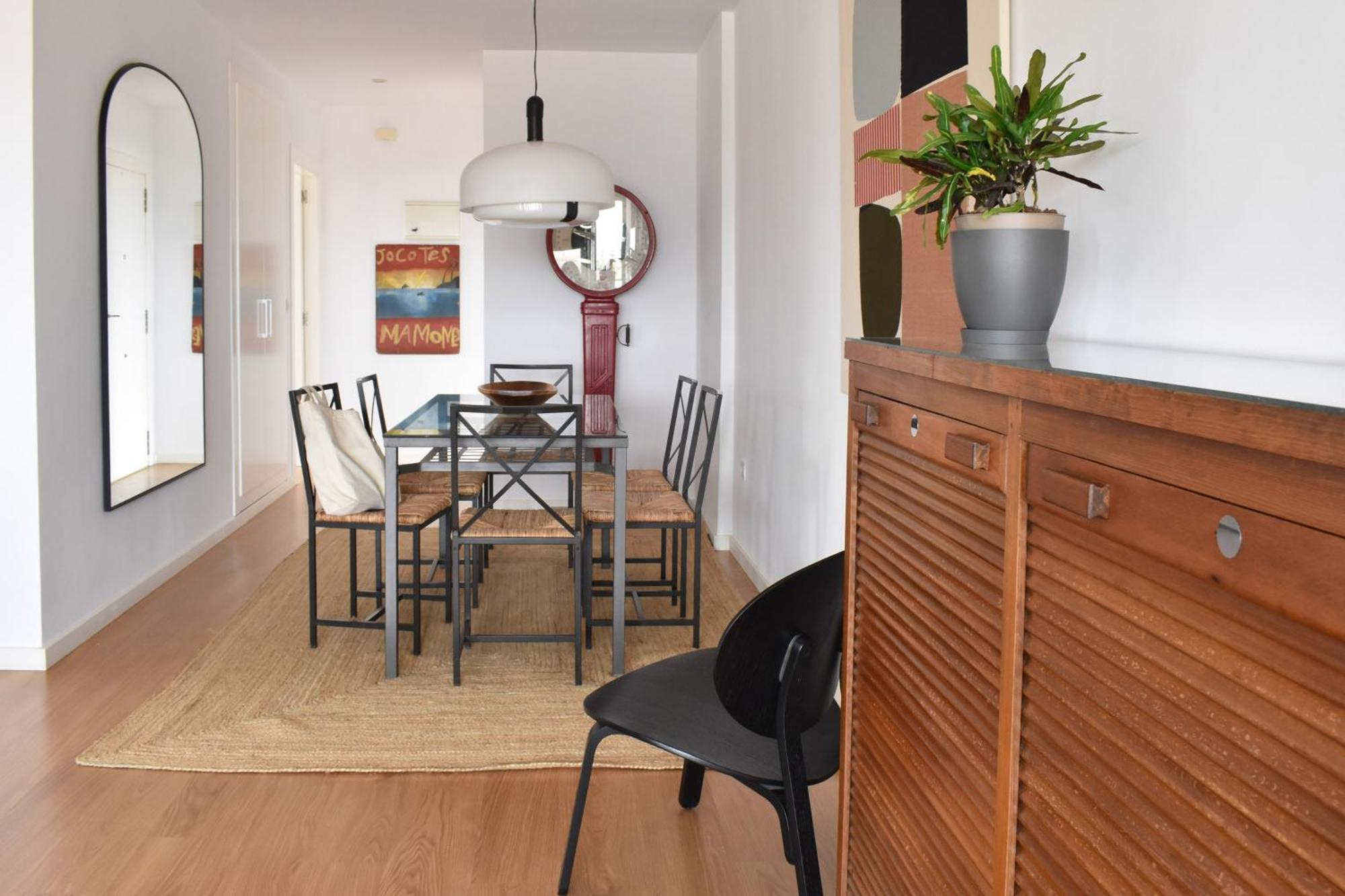 Stylish Well-connected Beachfront Flat