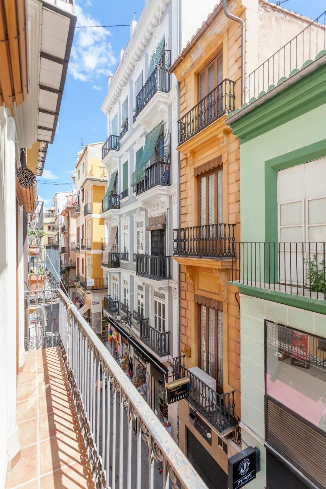 Loft De Diseno Junto Al Mercado Con Balconada