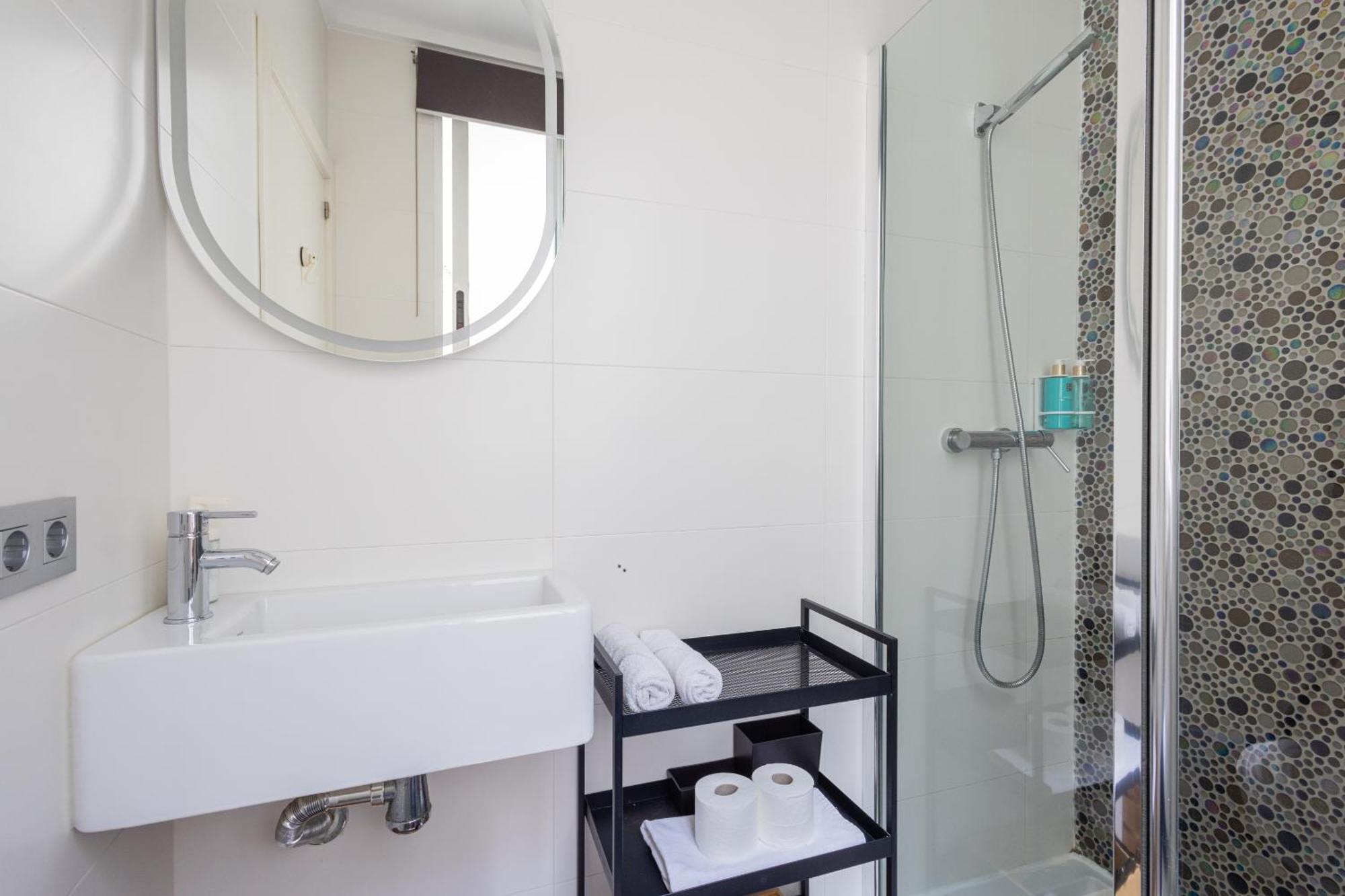 Stylish 2 Bedroom Ac Wifi Terrace Attic In Center *
