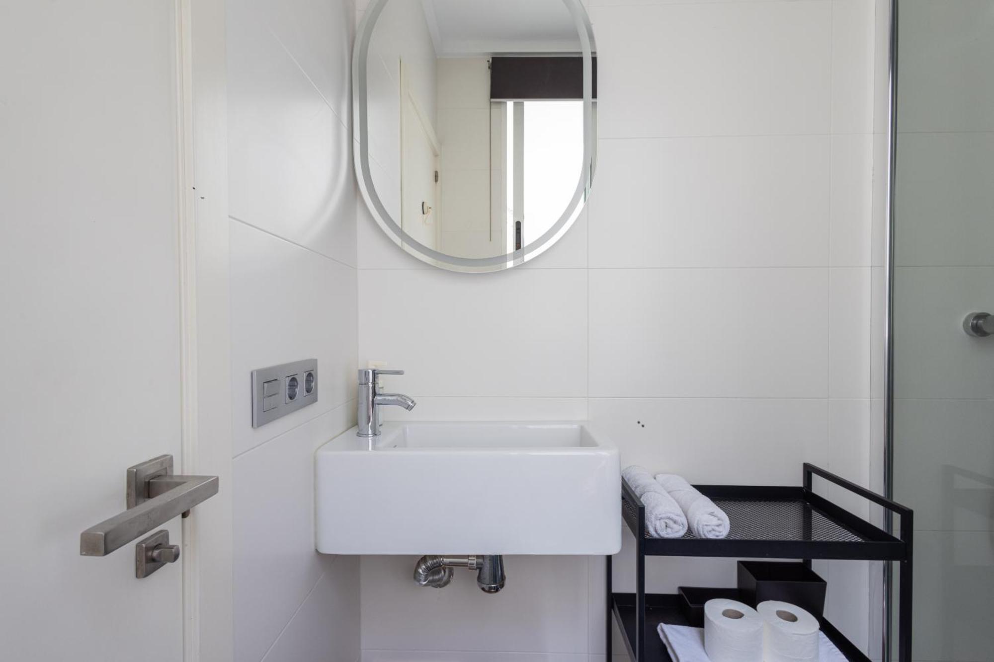 Stylish 2 Bedroom Ac Wifi Terrace Attic In Center *