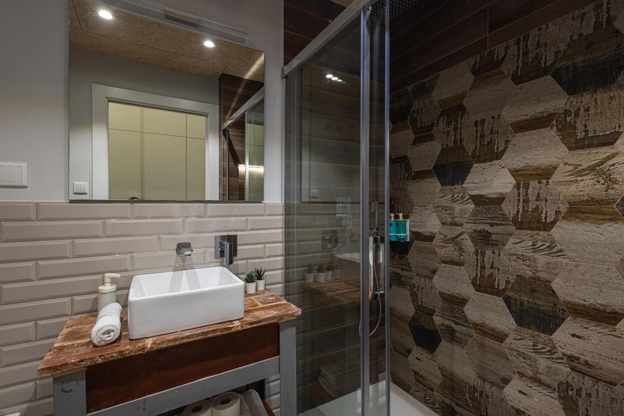 Florit Flats - Center Modern 1br 2bth Terrace Wi-fi Ac *