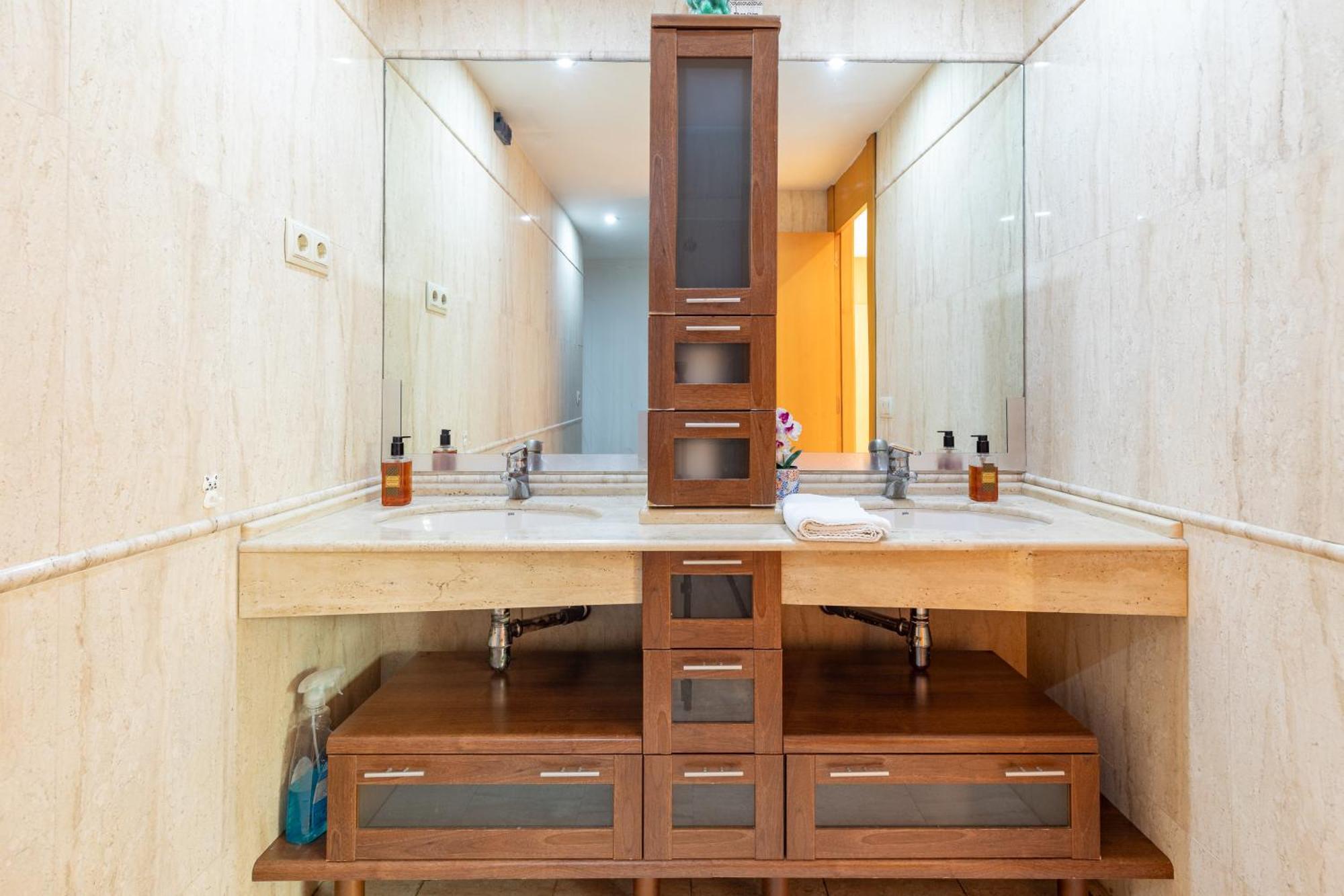 Penthouse Duplex In A 4 Floors Spanish House -8 Min To Center By Metro Apartment *