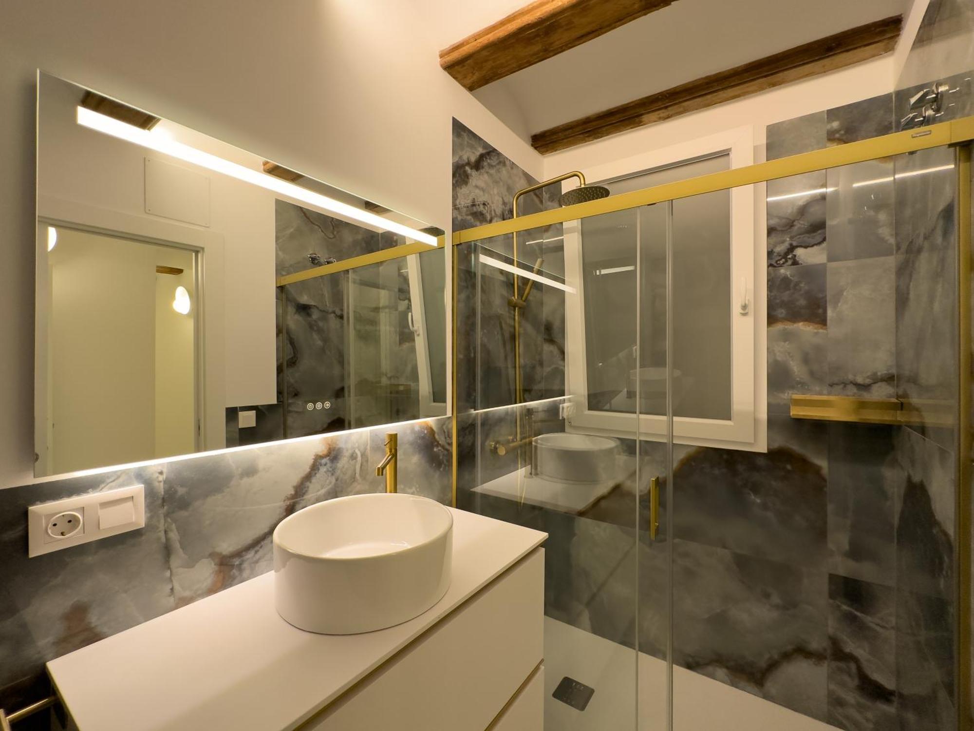 Apartment Market - Ciutat Vella, Exclusively For Families - Mid-term *