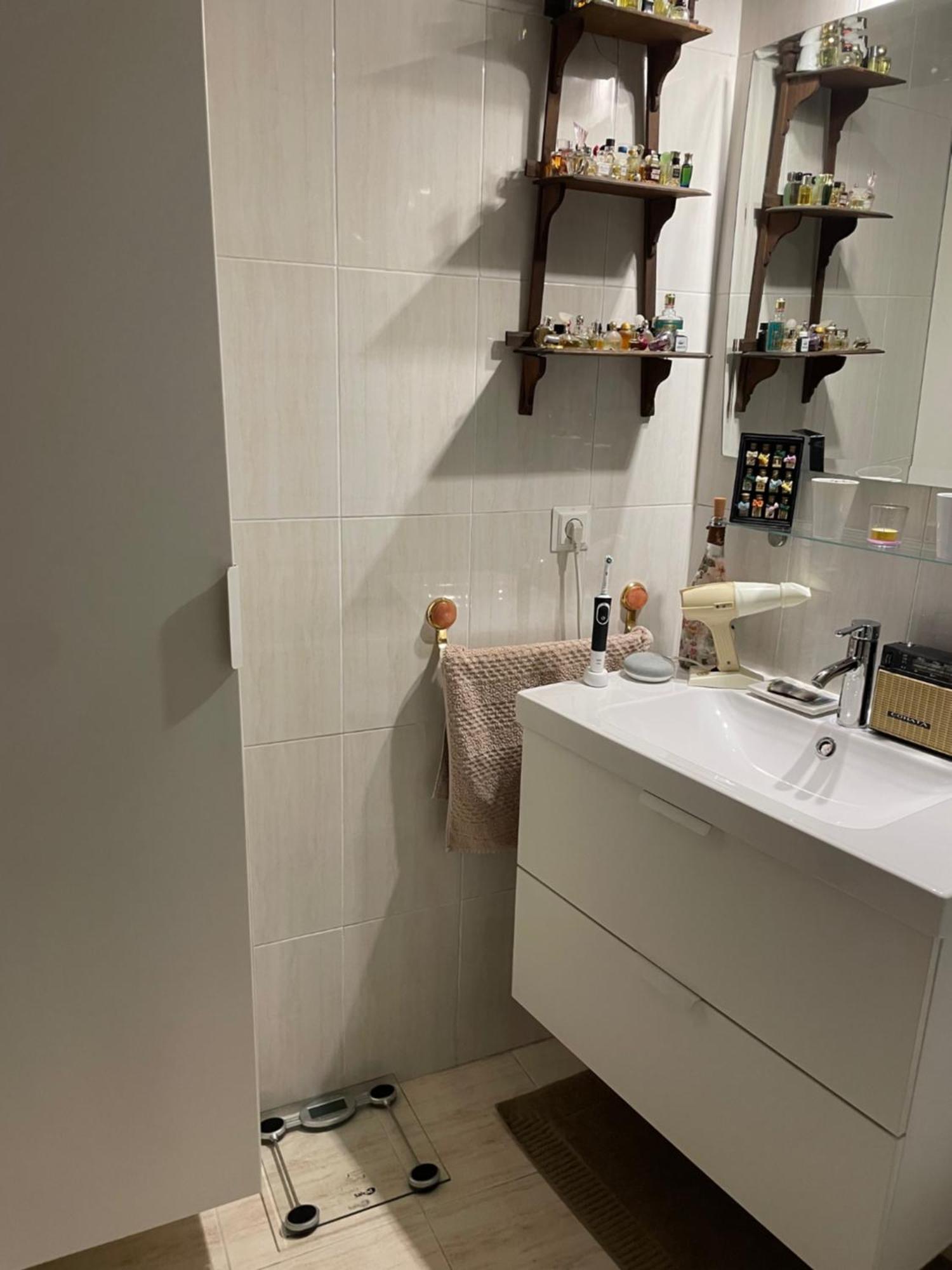 Chica En Vivienda Compartida Con Anfitrion Hombre *