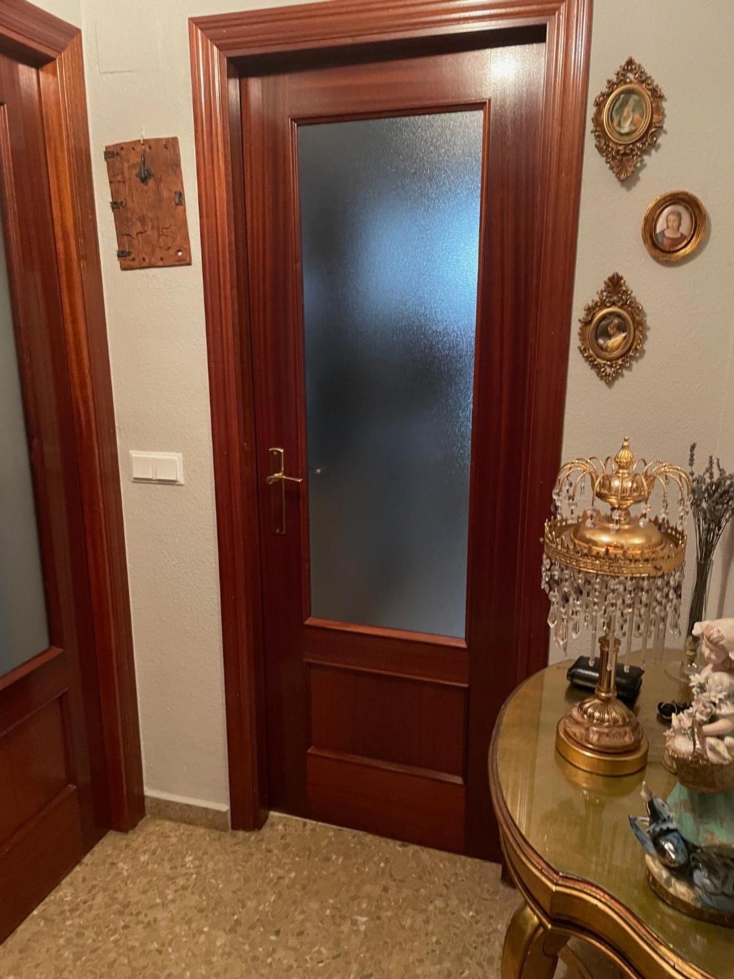 Chica En Vivienda Compartida Con Anfitrion Hombre