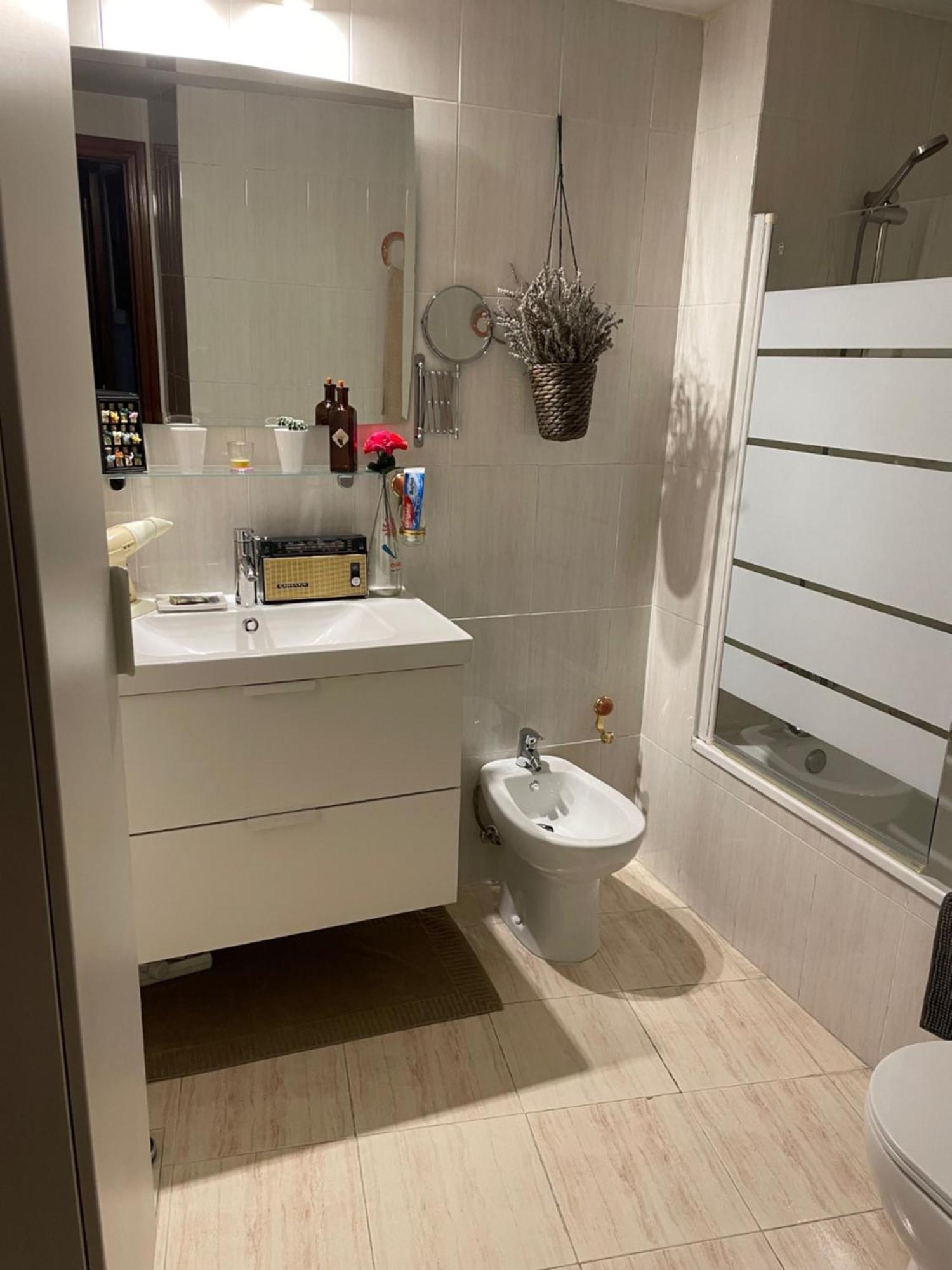 Chica En Vivienda Compartida Con Anfitrion Hombre Apartamento *