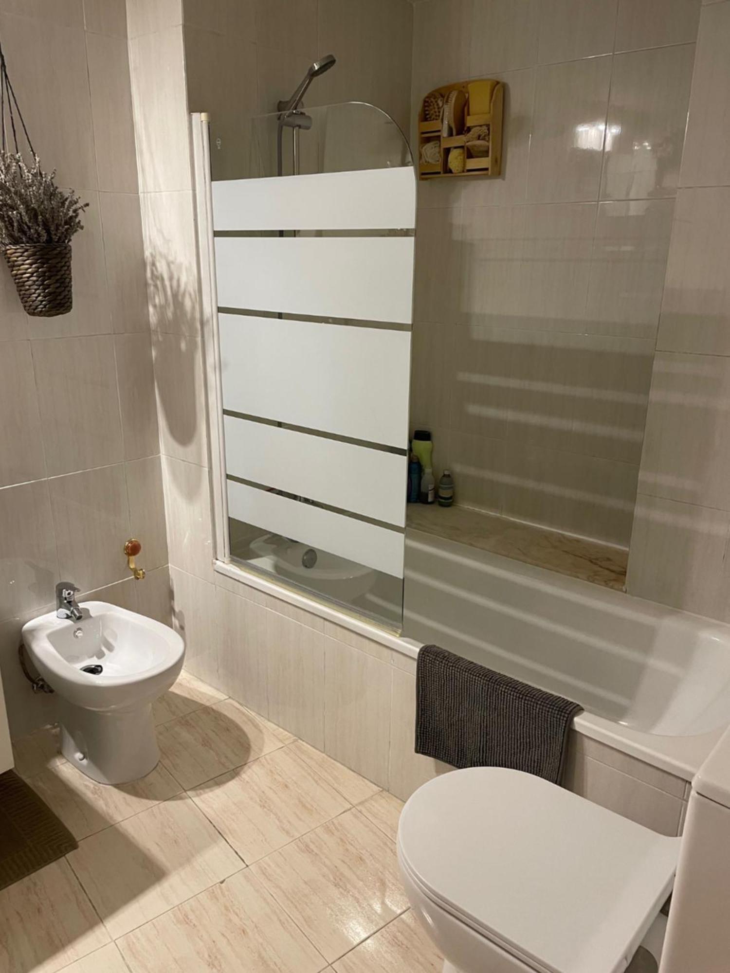 Apartamento Chica En Vivienda Compartida Con Anfitrion Hombre *
