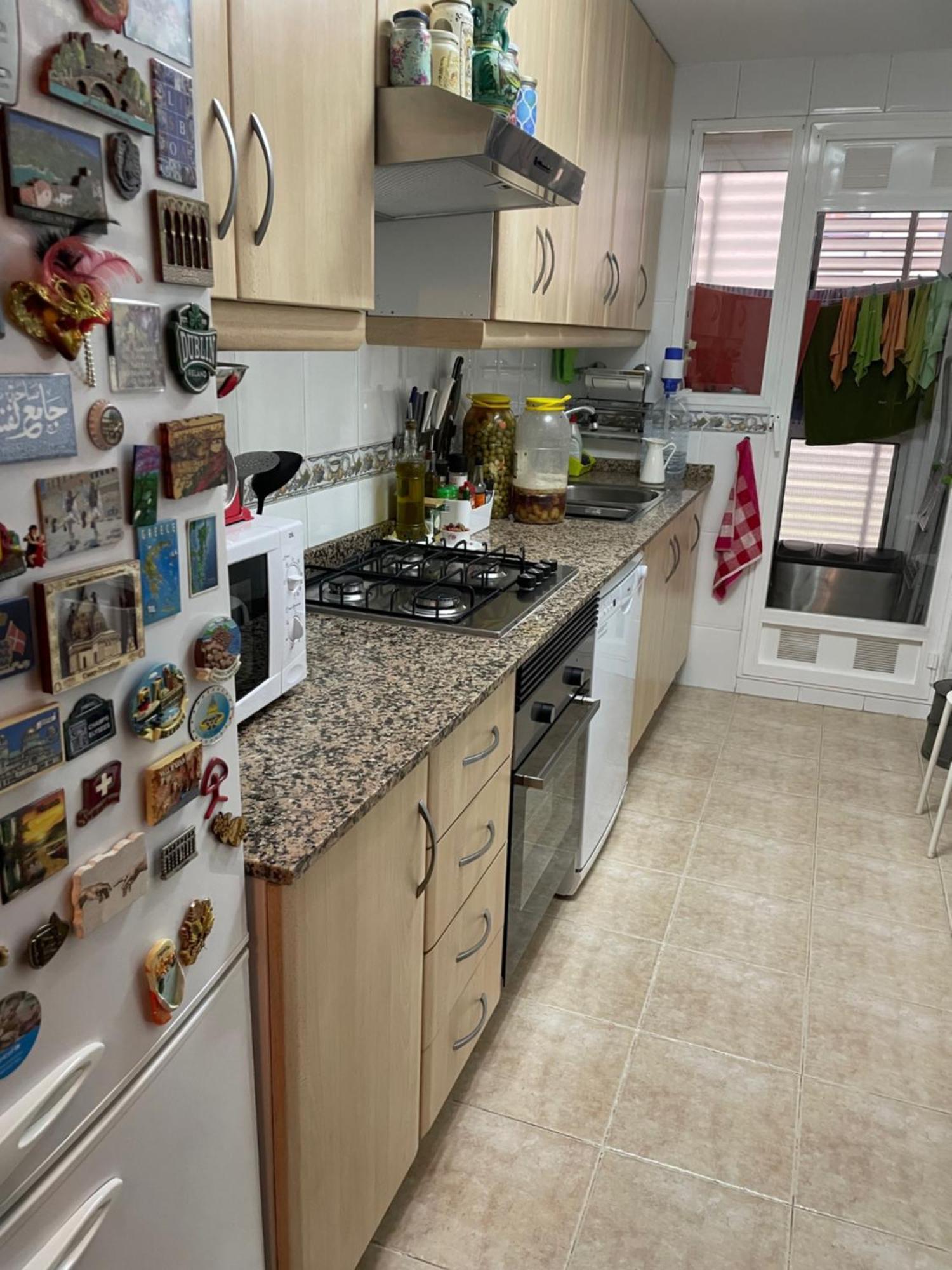 Chica En Vivienda Compartida Con Anfitrion Hombre