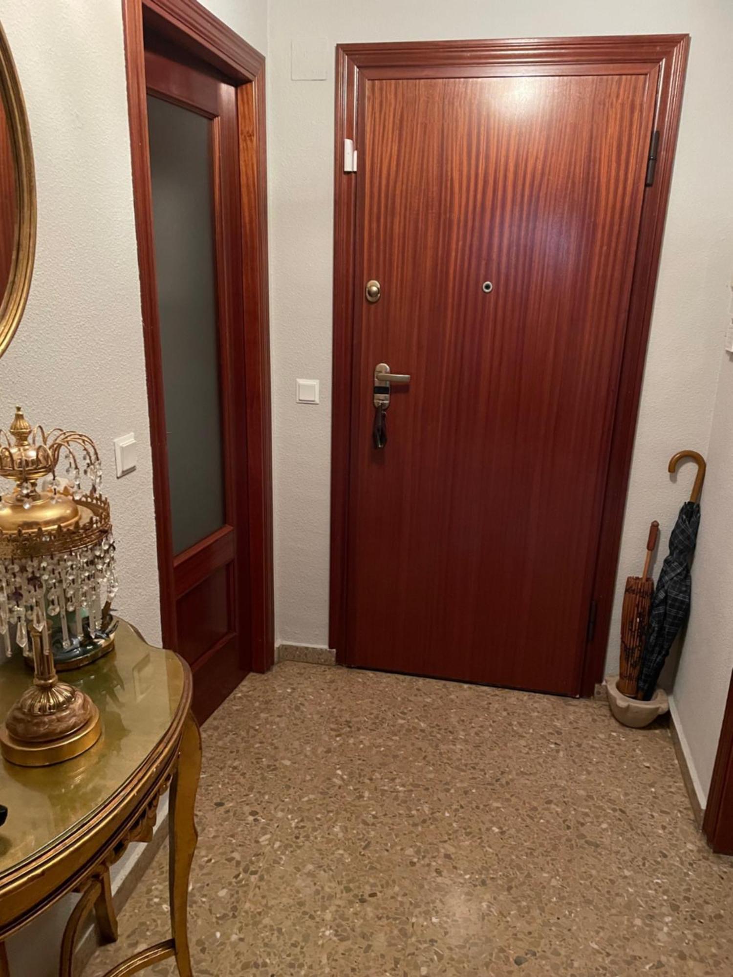 Apartamento Chica En Vivienda Compartida Con Anfitrion Hombre