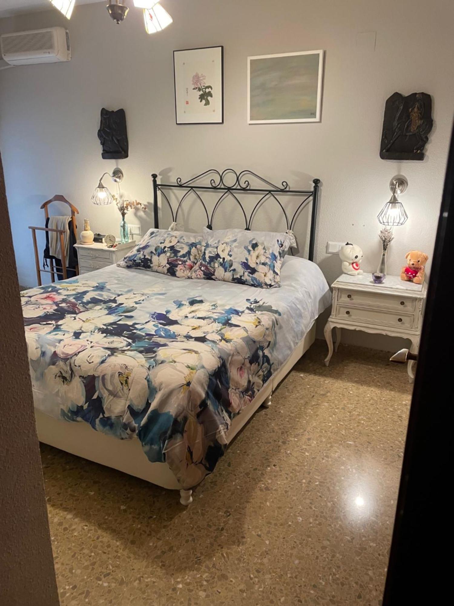 Chica En Vivienda Compartida Con Anfitrion Hombre
