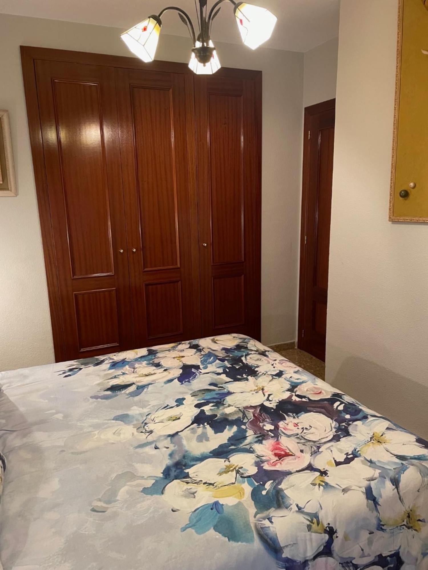 Chica En Vivienda Compartida Con Anfitrion Hombre *