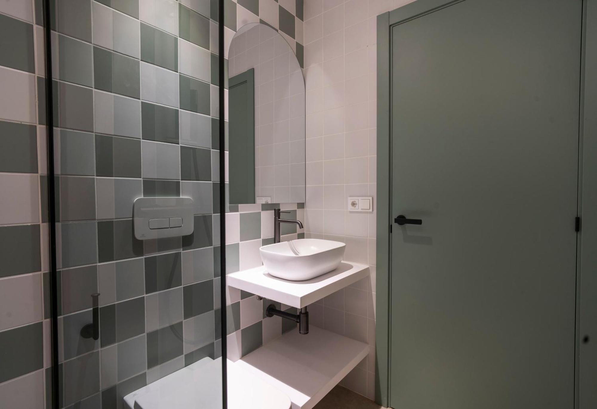 Vlc Host - Reina 168 Hotel *
