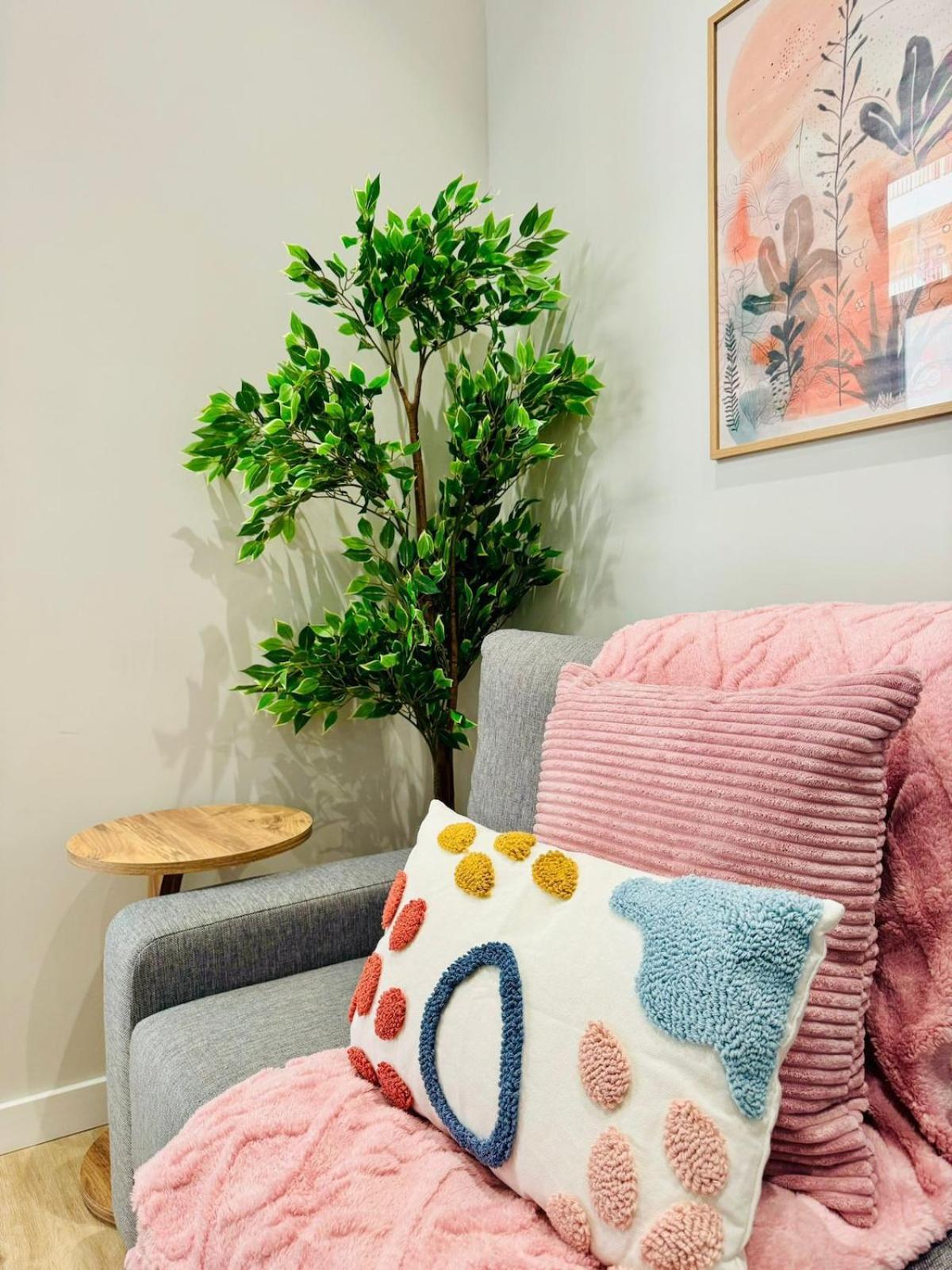 Bright & Stylish Flat Close To Center