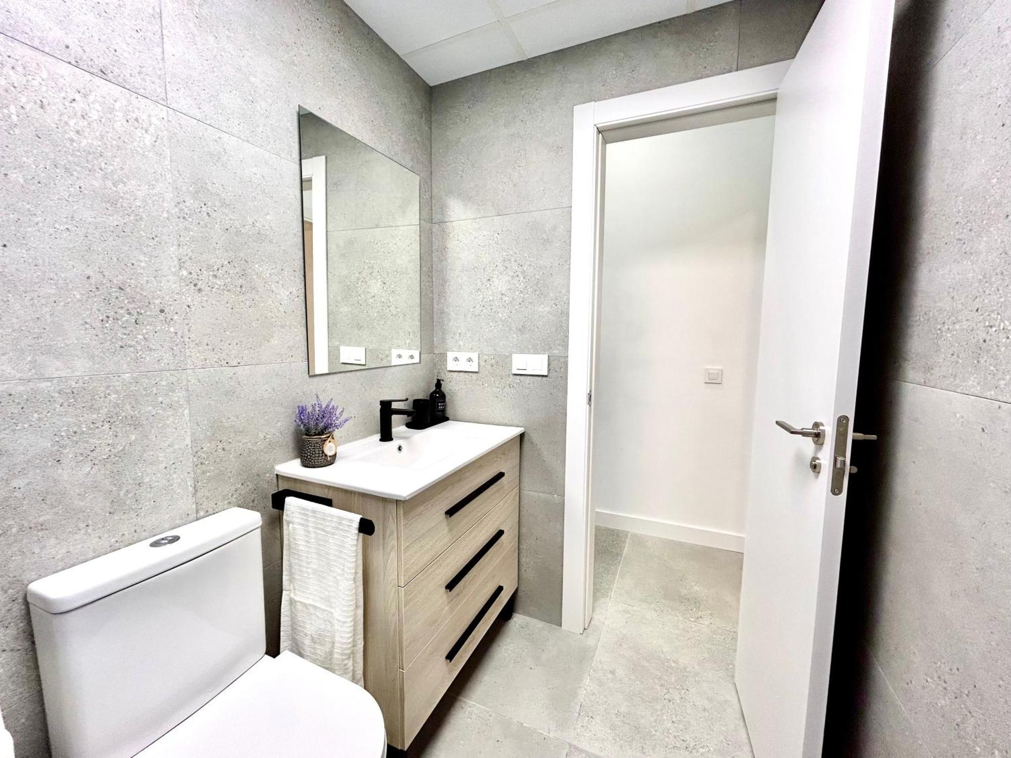 Comfort Near Metro, 2 Bed, 1 Bath