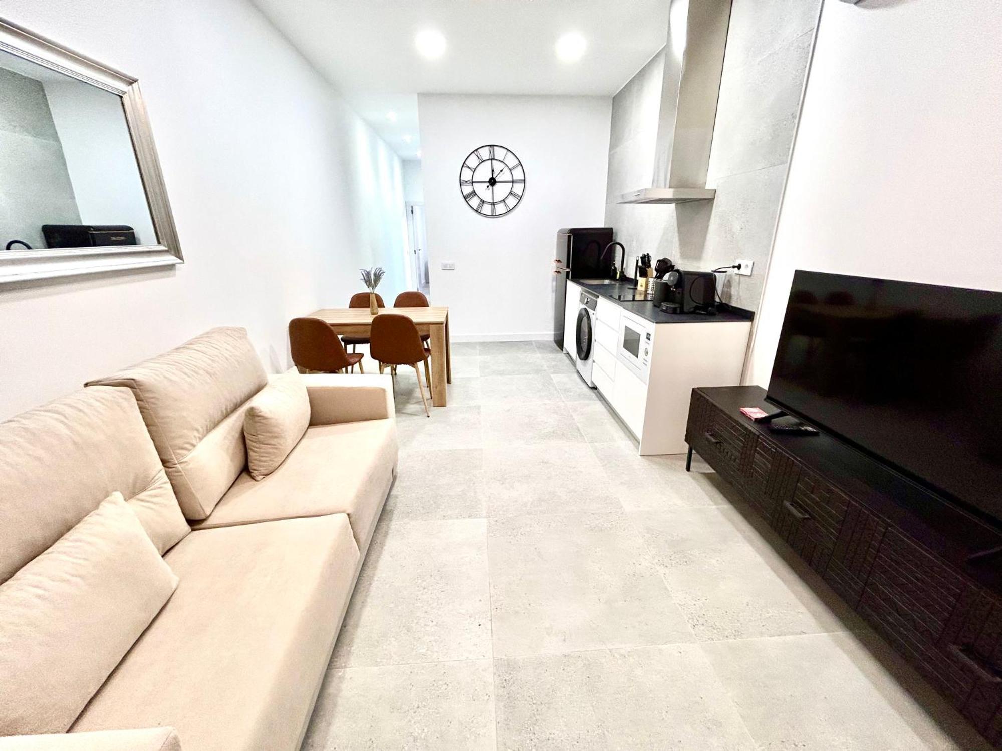 Comfort Near Metro, 2 Bed, 1 Bath Valencia